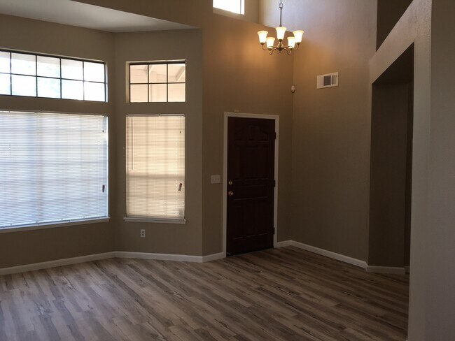 Building Photo - Large two story near the mall!