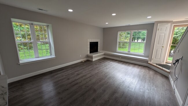 Building Photo - 16 Rampart Dr
