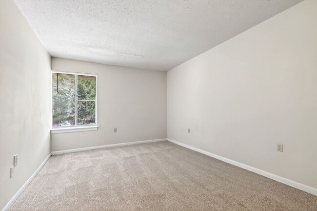 Building Photo - Charming 2BR Bolinwood Condo in Prime Chapel Hill Location!