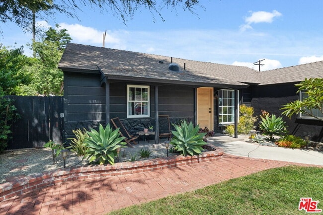 Primary Photo - 7339 Lasaine Ave