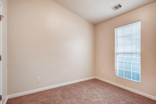 Building Photo - Newer Ranch Style Home w/Fireplace, Trey Ceilings and Black Appliances - Total Electric