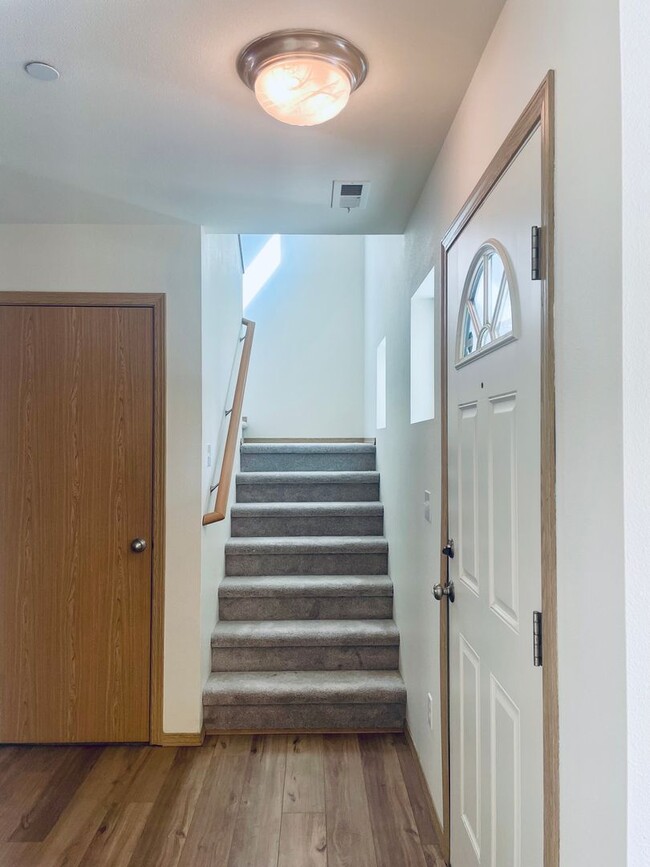 Building Photo - Delightful DuPont 3 Bedroom Home