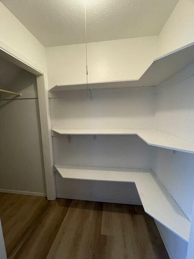 Building Photo - 531-B N Oak Grove Ave