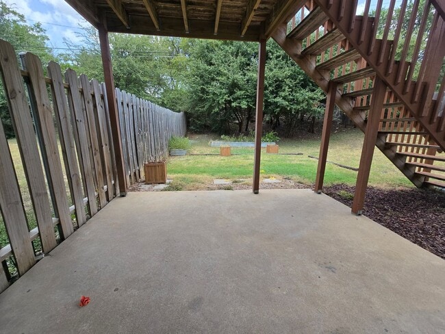 Building Photo - 2504 Manor Cir