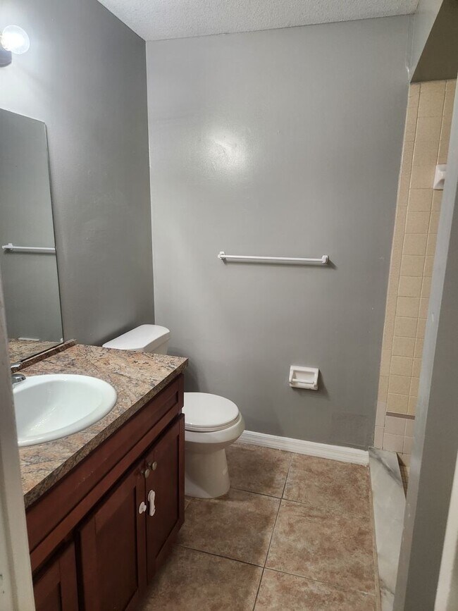 Building Photo - 2 Bedroom/2 Bath with rear lanai/porch area ~ Kissimmee