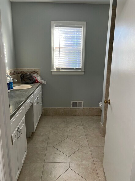 Building Photo - 639 N College Rd