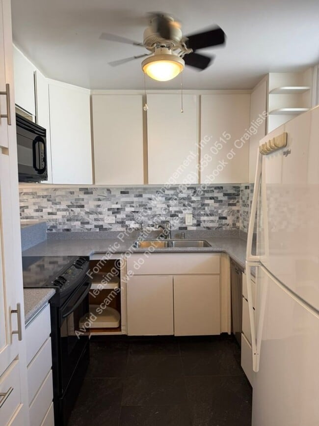 Building Photo - Pet Friendly 2-Bedroom With in Unit Laundry Apartment with Pool & Covered Parking in Honolulu!