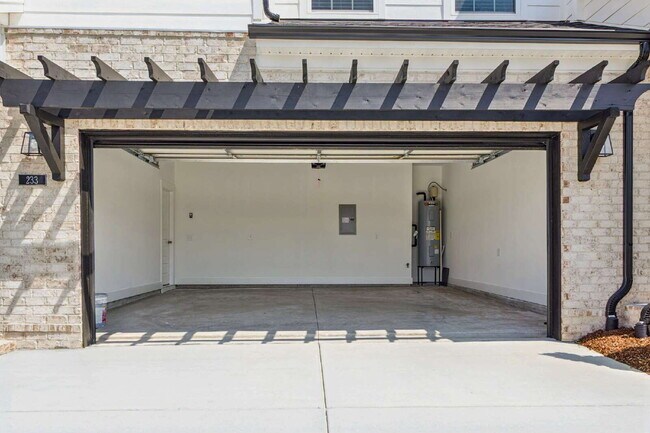 Building Photo - "Charming 3-Bed Townhouse Retreat with 2.5 Baths in Hendersonville's Heart!"
