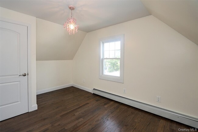 Building Photo - 987 Kings Pkwy