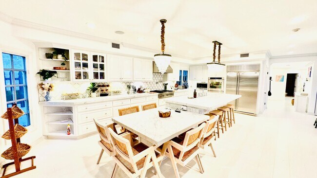 Building Photo - 1423 Floresta Pl