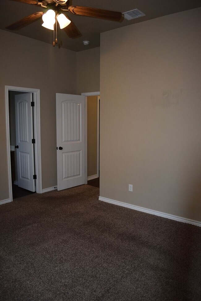 Building Photo - 1808 Seminole Cir