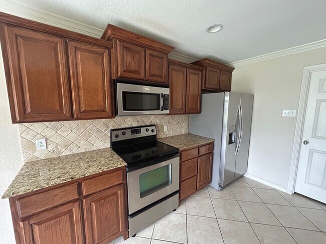 Building Photo - Updated Midway ISD Home