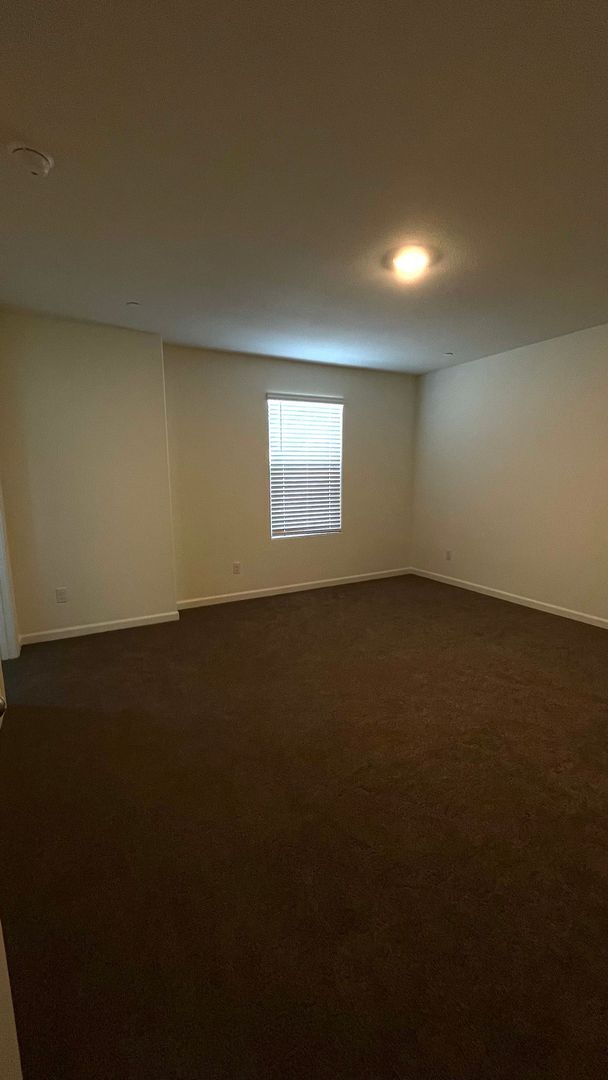 Building Photo - 4 year old 5 bedroom 2.5 bath home