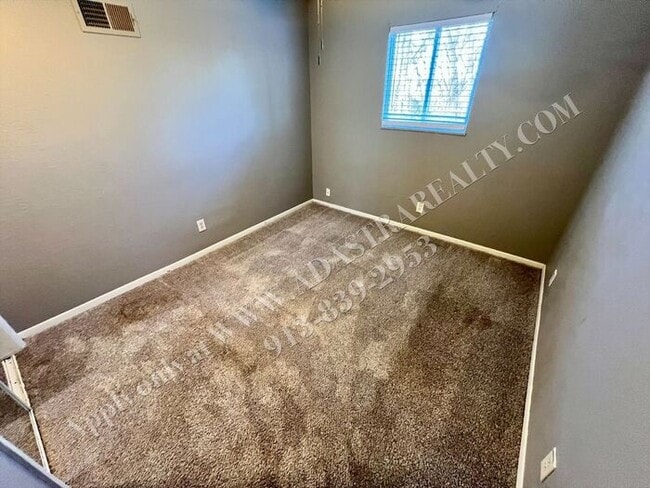 Building Photo - Beautiful Remodeled South KCMO Townhome-Available NOW!!