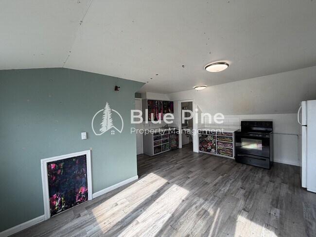 Building Photo - 458 H St