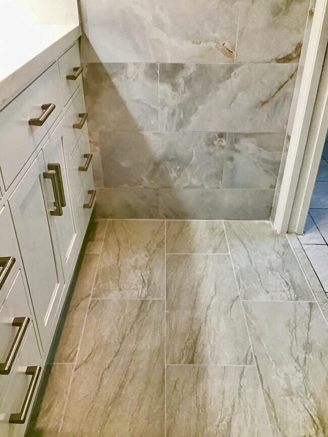 Building Photo - 1004 Newcastle A