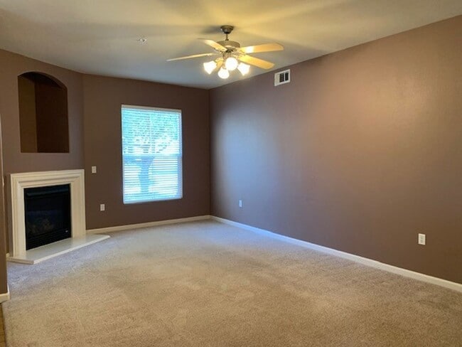 Building Photo - Two Bedroom & Two Bathroom Condo in Syrah at Natomas Park