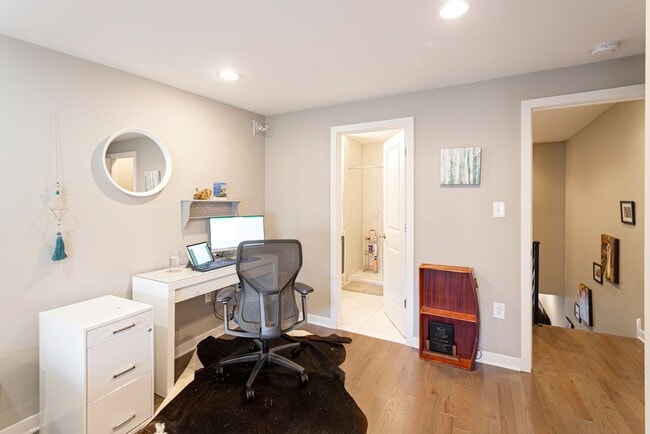Building Photo - Point Breeze 2 Bedroom, 2.5 Bathroom Home