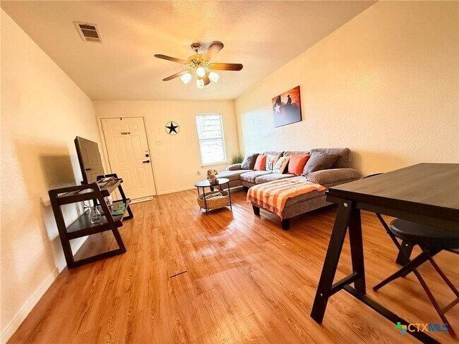 Building Photo - 1008 Circle M Dr