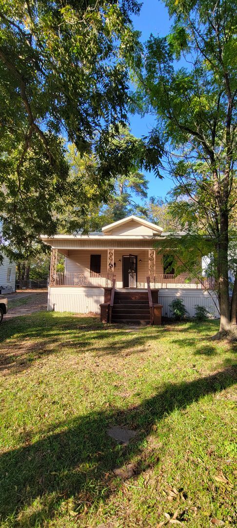 Building Photo - Beautiful 3 bedroom/1&1/2 bath home w/ cen...