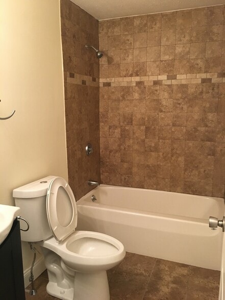 Building Photo - 406 Pawtucket St