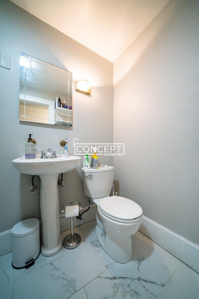 Building Photo - 52 Fenway