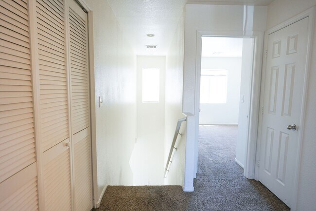 Building Photo - Well-Maintained 3 Bed, 2.5 Bath Home with Garage & Private Backyard