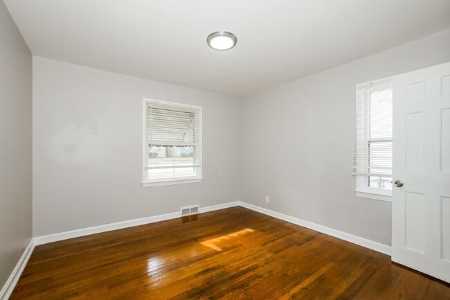 Building Photo - 2031 N Green Rd