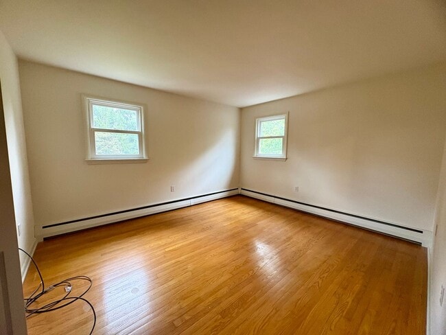 Building Photo - 3 Bedroom 1.5 Bathroom in Harrisburg -Cent...