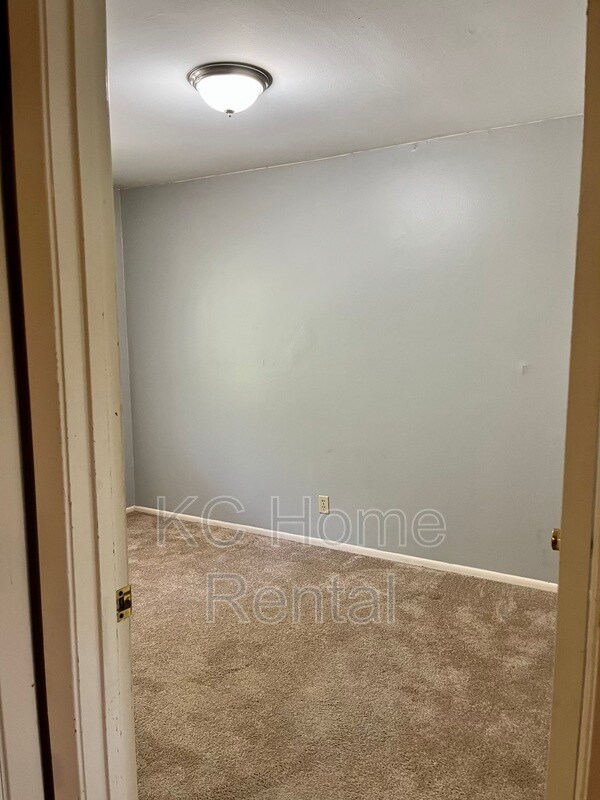 Building Photo - 2212 NE 77th St