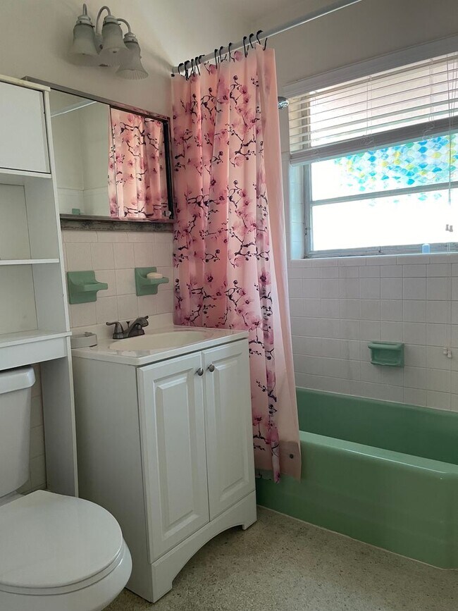 Building Photo - Convenient Port Charlotte Location!