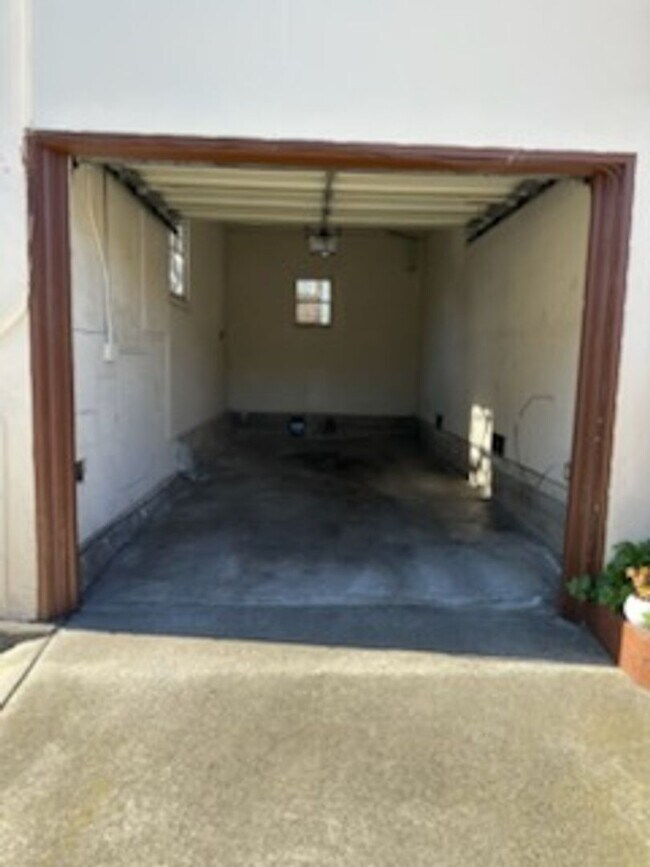 Building Photo - CM251L