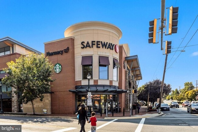 Building Photo - 6638 Hillandale Rd