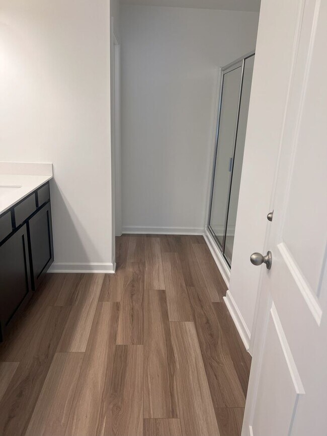 Building Photo - Bright & Modern 3-Bedroom Townhome in a Prime Triangle Location!