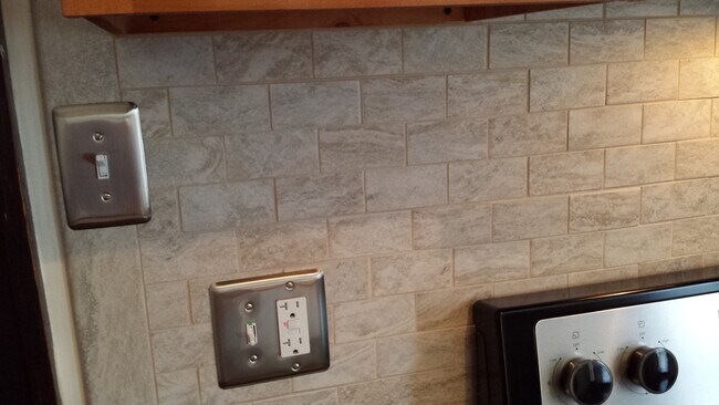 Building Photo - 3 Bedroom , 2 Bath Newly Renovated Townhouse - Right off of High St - FREE Washer / Dryer and Off...