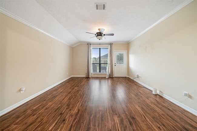 Building Photo - 12731 Pine Woods St