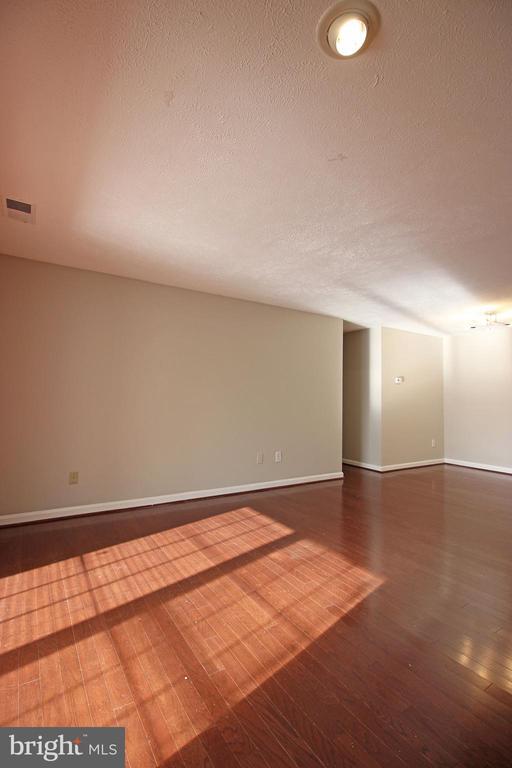 Building Photo - 10182 Oakton Terrace Rd