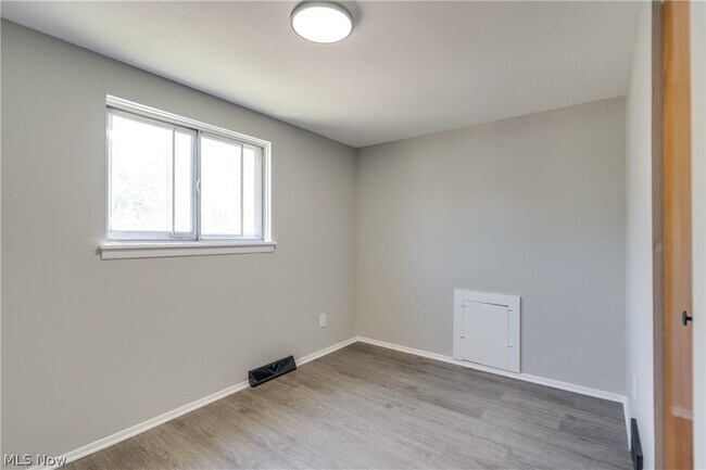 Building Photo - 4436 E 158th St