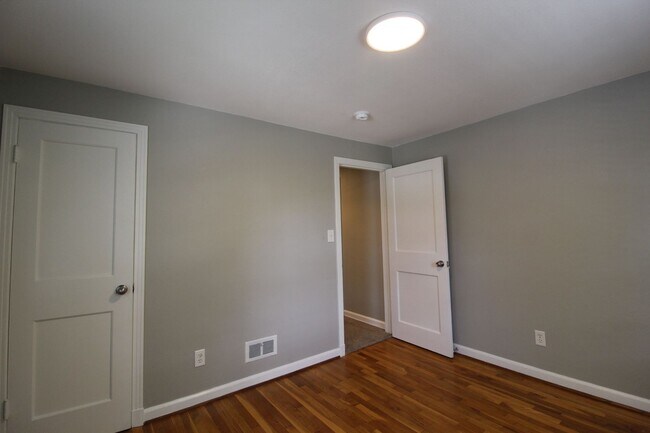 Building Photo - May FREE On This 2 Bedroom 1 Bath Duplex In The Waldo Area