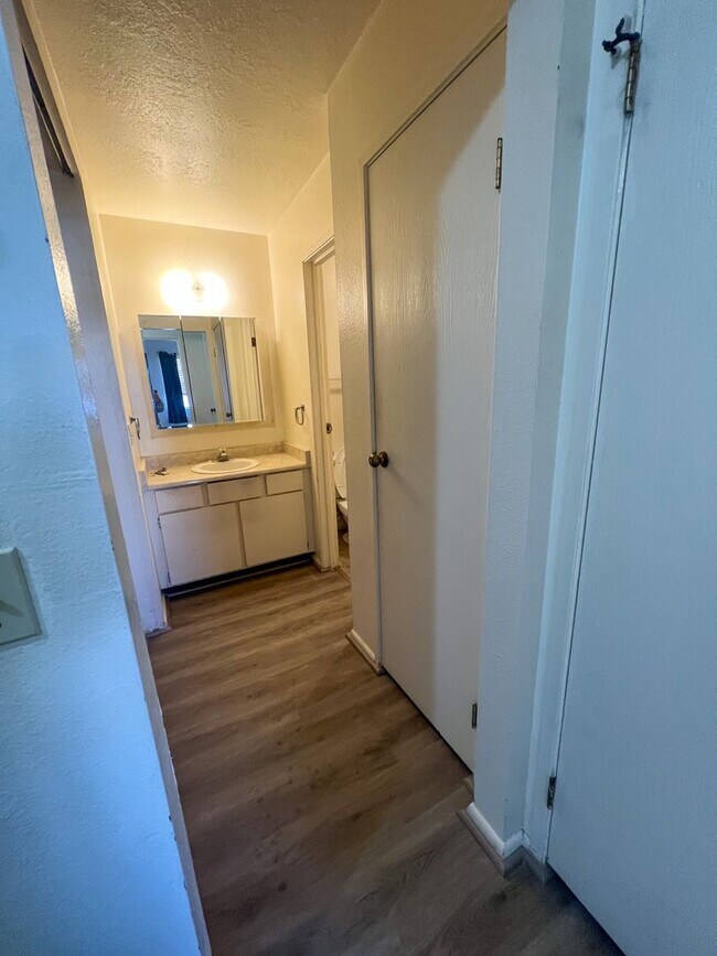 Building Photo - Cozy 2 Bedroom Apartment