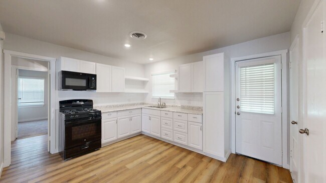 Building Photo - REMODELED HOME READY FOR YOU