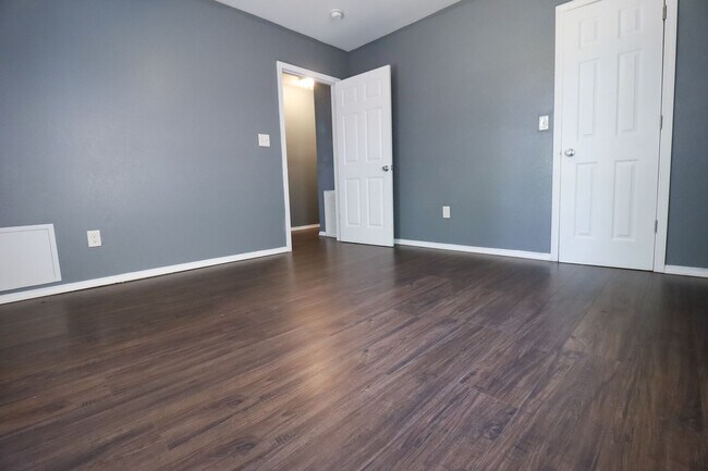 Building Photo - 353 S Zunis Ave