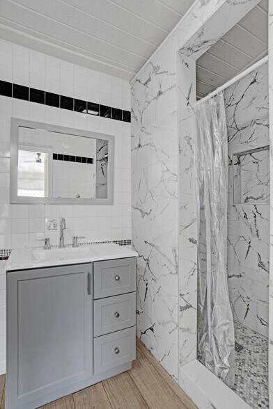 Building Photo - 1205 S Lake Dr