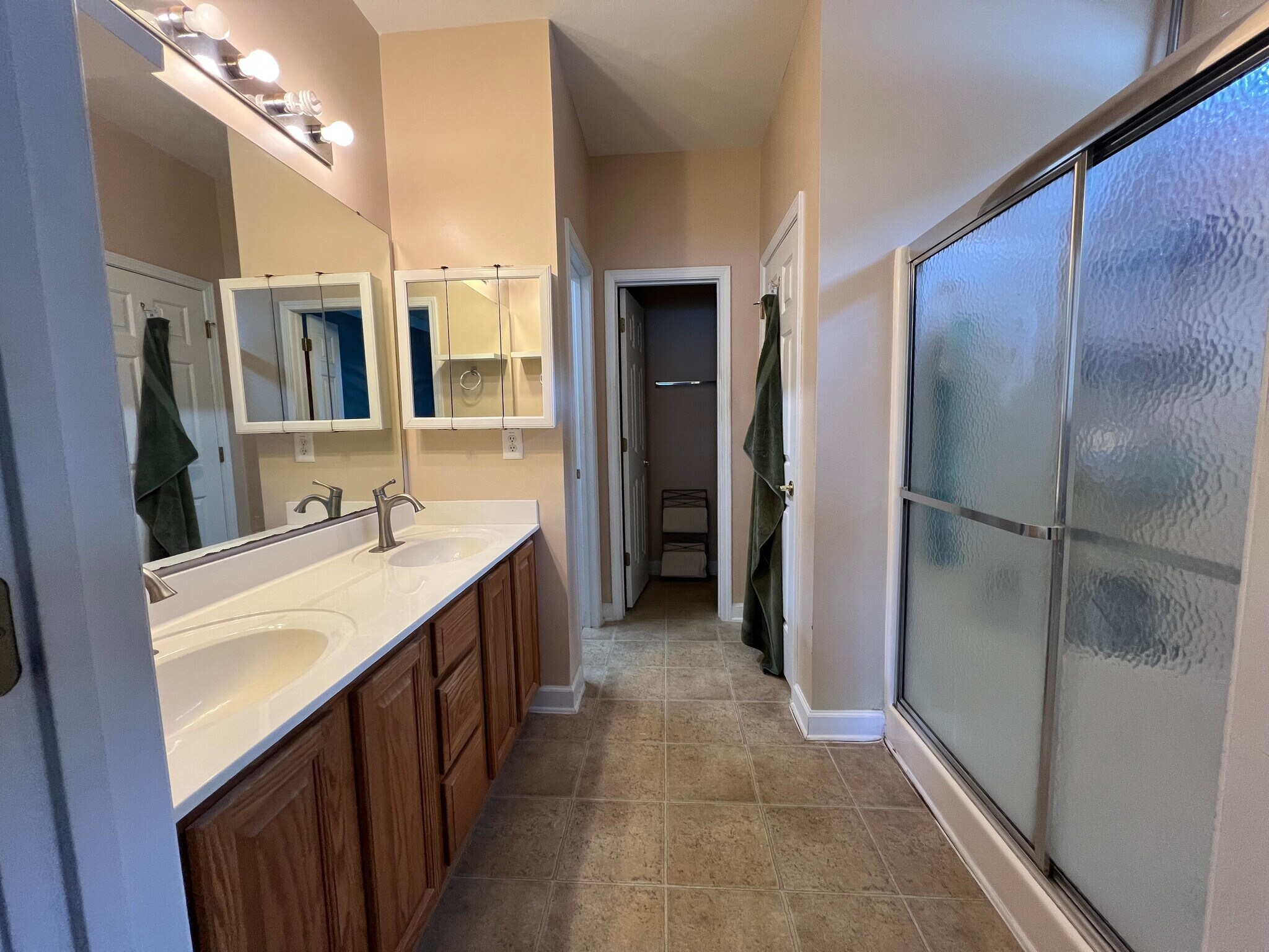 En-suite bath - 132 Zinnia Dr
