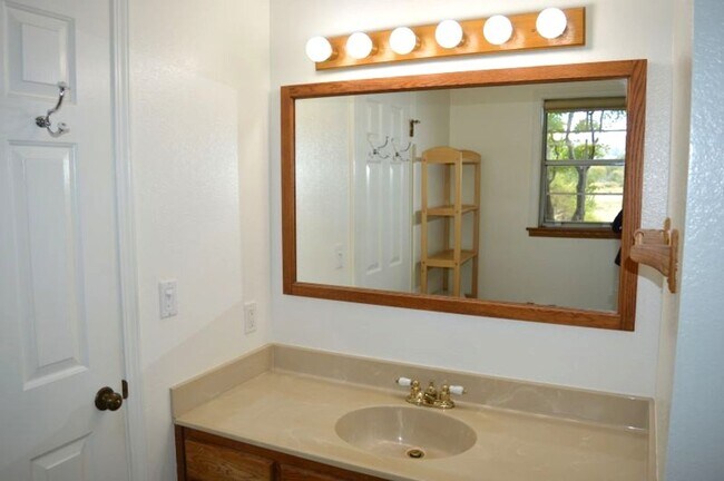 Building Photo - Charming Single-Level Condo in Mill Valley...
