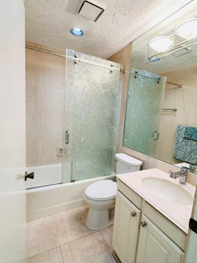 Building Photo - 5077 Forsythia St