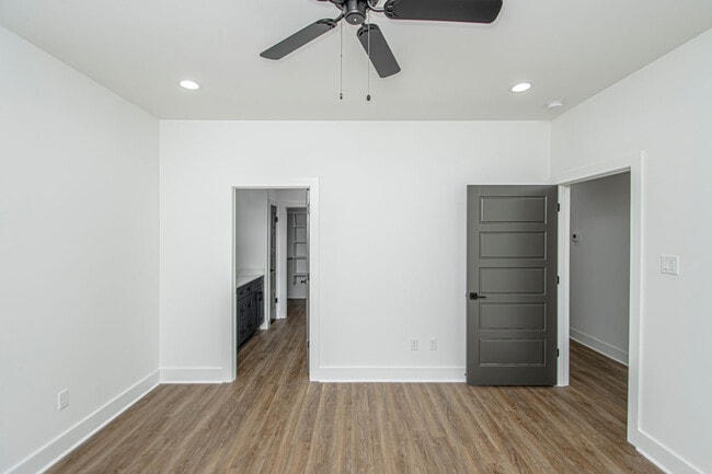 Building Photo - 324 S Schiller St