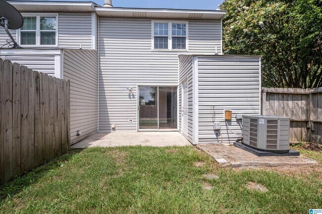 Building Photo - 1402 Applegate Dr
