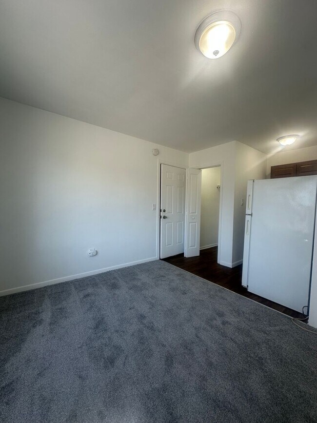 Building Photo - Beautiful Studio Apartment
