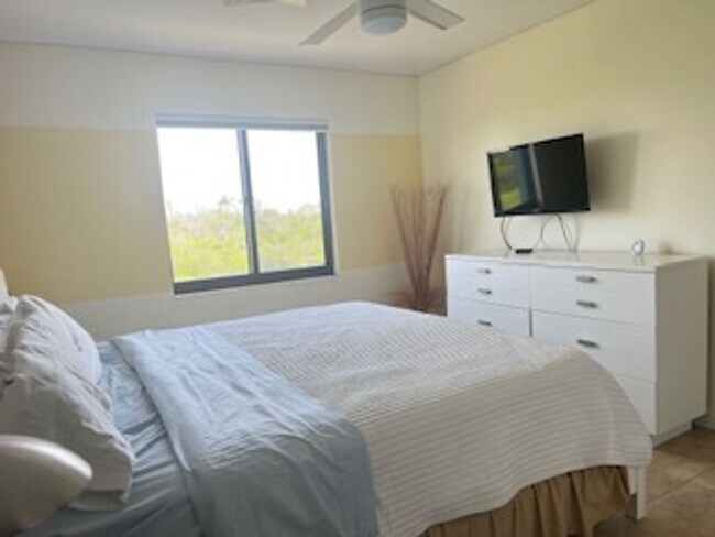 Building Photo - Fort Myers Beach Condo